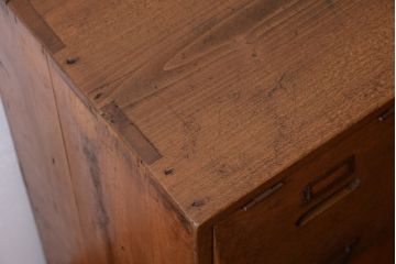 レトロ家具　ネームプレート!昭和レトロな脚付きパタパタ収納棚(ロッカー・マス目棚)