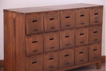 レトロ家具　ネームプレート!昭和レトロな脚付きパタパタ収納棚(ロッカー・マス目棚)