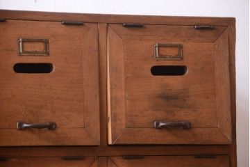 レトロ家具　ネームプレート!昭和レトロな脚付きパタパタ収納棚(ロッカー・マス目棚)