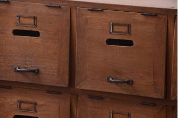 レトロ家具　ネームプレート!昭和レトロな脚付きパタパタ収納棚(ロッカー・マス目棚)