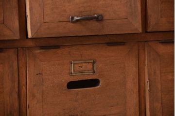 レトロ家具　ネームプレート!昭和レトロな脚付きパタパタ収納棚(ロッカー・マス目棚)