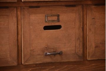 レトロ家具　ネームプレート!昭和レトロな脚付きパタパタ収納棚(ロッカー・マス目棚)