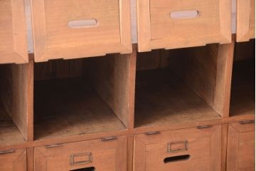 レトロ家具　ネームプレート!昭和レトロな脚付きパタパタ収納棚(ロッカー・マス目棚)