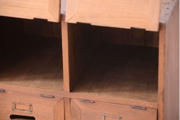 レトロ家具　ネームプレート!昭和レトロな脚付きパタパタ収納棚(ロッカー・マス目棚)