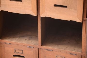 レトロ家具　ネームプレート!昭和レトロな脚付きパタパタ収納棚(ロッカー・マス目棚)