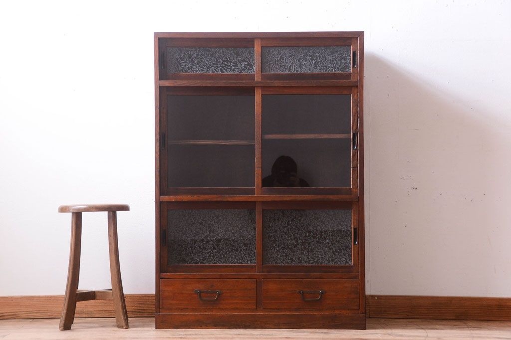 アンティーク家具　結霜ガラス!古い木製のアンティーク収納棚