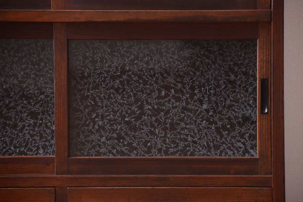 アンティーク家具　結霜ガラス!古い木製のアンティーク収納棚