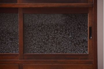 アンティーク家具　結霜ガラス!古い木製のアンティーク収納棚