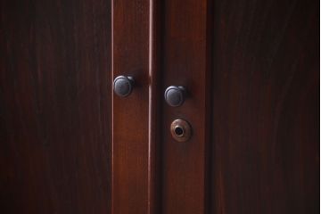 アンティーク家具　三方栗材!古い木製のシンプルな観音箪笥(衣装箪笥)