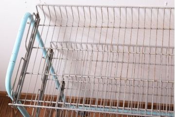 レトロ家具　昭和レトロなキャスターワゴン(陳列棚)