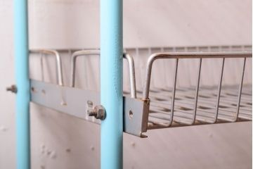 レトロ家具　昭和レトロなキャスターワゴン(陳列棚)