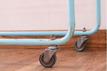 レトロ家具　昭和レトロなキャスターワゴン(陳列棚)