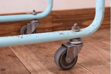 レトロ家具　昭和レトロなキャスターワゴン(陳列棚)