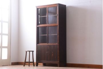 アンティーク家具　モールガラス入り!扉・脚付きのリメイク品　縦型戸棚(収納棚)