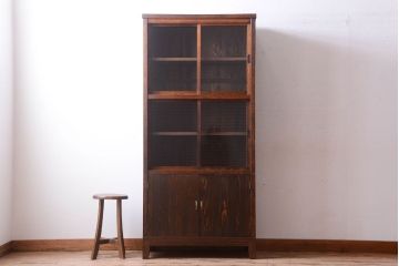 アンティーク家具　モールガラス入り!扉・脚付きのリメイク品　縦型戸棚(収納棚)