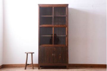 アンティーク家具　モールガラス入り!扉・脚付きのリメイク品　縦型戸棚(収納棚)