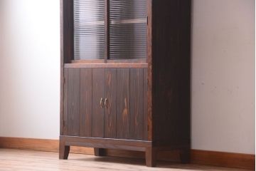 アンティーク家具　モールガラス入り!扉・脚付きのリメイク品　縦型戸棚(収納棚)