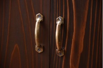 アンティーク家具　モールガラス入り!扉・脚付きのリメイク品　縦型戸棚(収納棚)