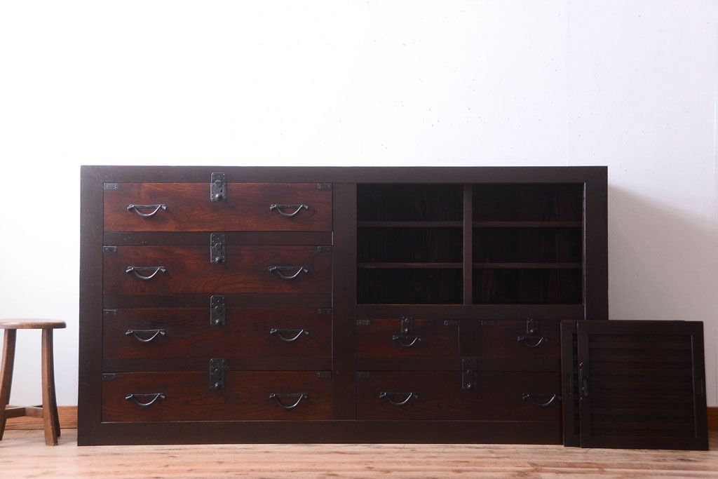 アンティーク家具　欅材と檜材!高級感あふれる和製アンティークの収納箪笥サイドボード(水屋箪笥)