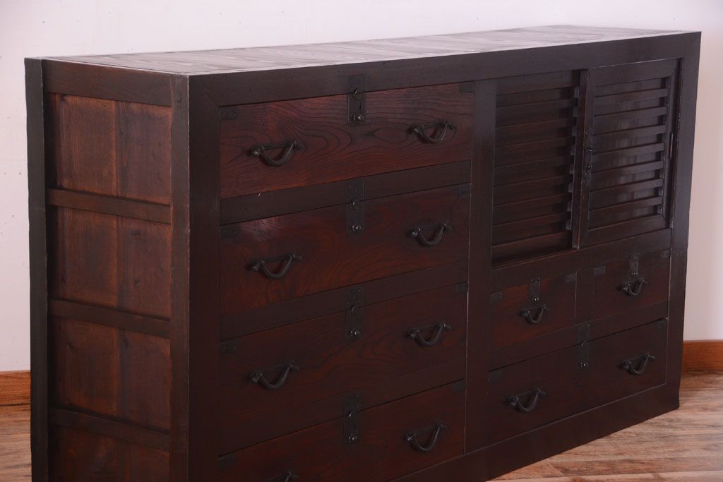 アンティーク家具　欅材と檜材!高級感あふれる和製アンティークの収納箪笥サイドボード(水屋箪笥)