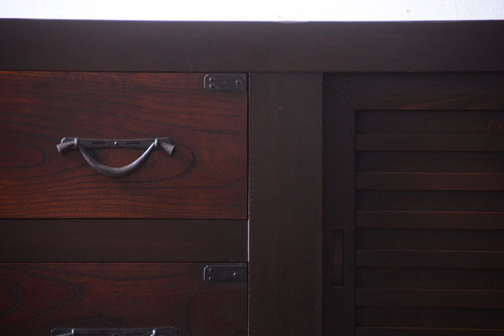 アンティーク家具　欅材と檜材!高級感あふれる和製アンティークの収納箪笥サイドボード(水屋箪笥)