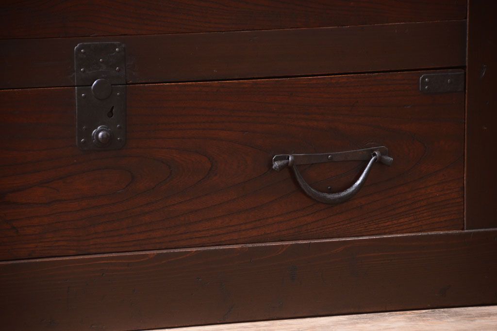 アンティーク家具　欅材と檜材!高級感あふれる和製アンティークの収納箪笥サイドボード(水屋箪笥)