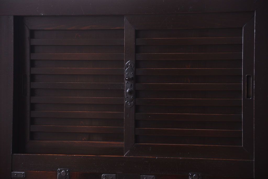 アンティーク家具　欅材と檜材!高級感あふれる和製アンティークの収納箪笥サイドボード(水屋箪笥)