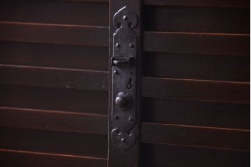 アンティーク家具　欅材と檜材!高級感あふれる和製アンティークの収納箪笥サイドボード(水屋箪笥)