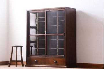 アンティーク家具　三方栗材!ネームプレート付きマス目収納戸棚(1)