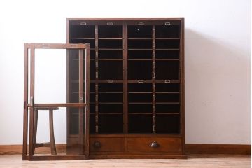 アンティーク家具　三方栗材!ネームプレート付きマス目収納戸棚(1)