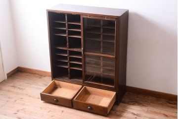 アンティーク家具　三方栗材!ネームプレート付きマス目収納戸棚(1)