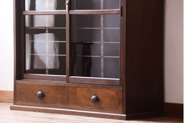 アンティーク家具　三方栗材!ネームプレート付きマス目収納戸棚(1)