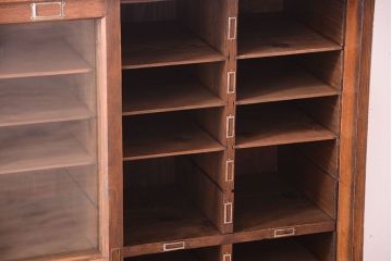 アンティーク家具　三方栗材!ネームプレート付きマス目収納戸棚(1)
