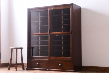 アンティーク家具　三方栗材!ネームプレート付きマス目収納戸棚(2)