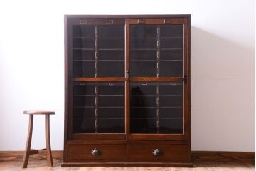 アンティーク家具　三方栗材!ネームプレート付きマス目収納戸棚(2)