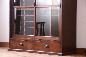 アンティーク家具　三方栗材!ネームプレート付きマス目収納戸棚(2)