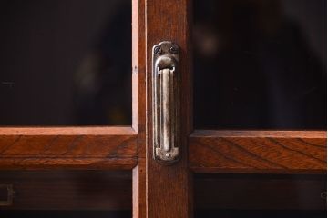 アンティーク家具　三方栗材!ネームプレート付きマス目収納戸棚(2)