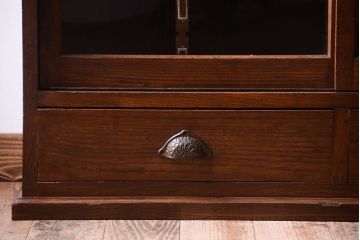 アンティーク家具　三方栗材!ネームプレート付きマス目収納戸棚(2)