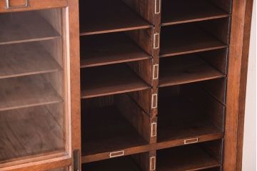 アンティーク家具　三方栗材!ネームプレート付きマス目収納戸棚(2)