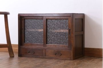アンティーク家具　ダイヤガラス!シンプルで小振りな和製アンティーク収納棚(戸棚)