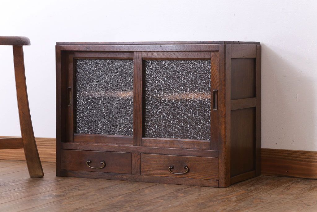 アンティーク家具　ダイヤガラス!シンプルで小振りな和製アンティーク収納棚(戸棚)