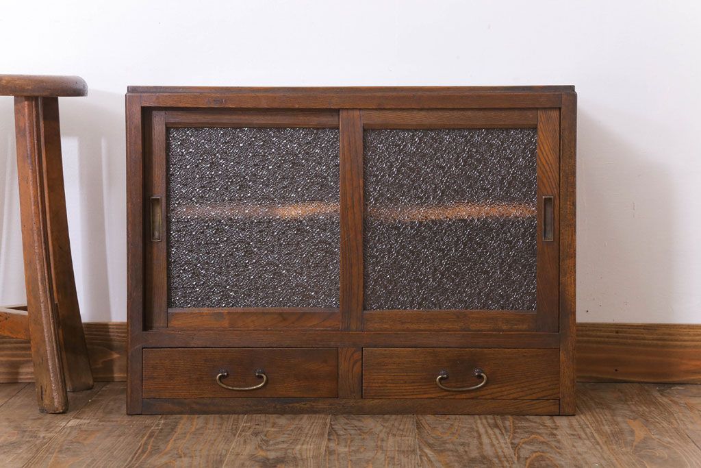 アンティーク家具　ダイヤガラス!シンプルで小振りな和製アンティーク収納棚(戸棚)