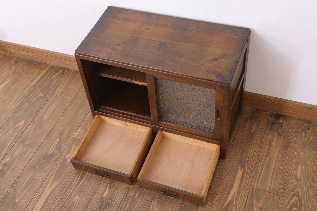 アンティーク家具　ダイヤガラス!シンプルで小振りな和製アンティーク収納棚(戸棚)