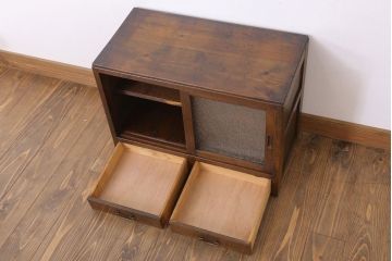 アンティーク家具　ダイヤガラス!シンプルで小振りな和製アンティーク収納棚(戸棚)