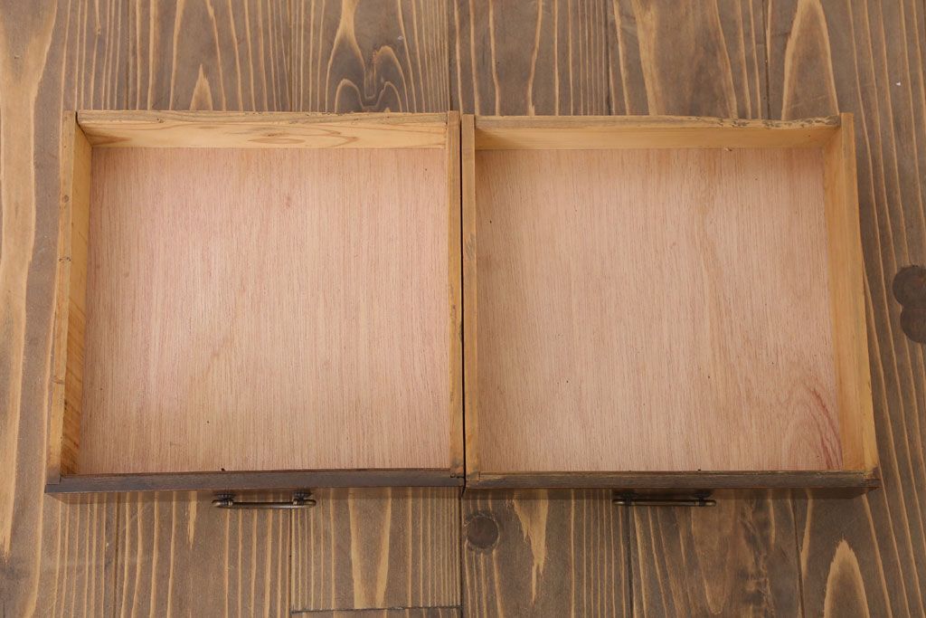 アンティーク家具　ダイヤガラス!シンプルで小振りな和製アンティーク収納棚(戸棚)