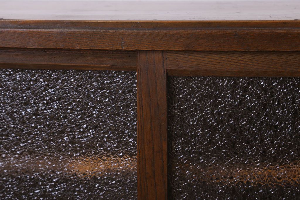 アンティーク家具　ダイヤガラス!シンプルで小振りな和製アンティーク収納棚(戸棚)