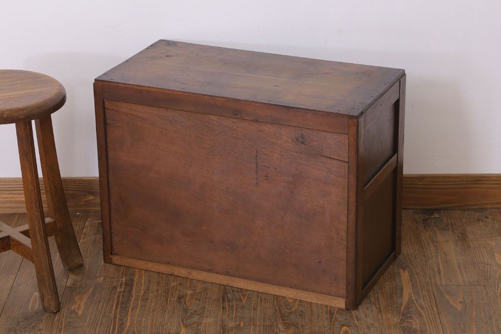 アンティーク家具　ダイヤガラス!シンプルで小振りな和製アンティーク収納棚(戸棚)