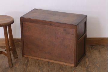 アンティーク家具　ダイヤガラス!シンプルで小振りな和製アンティーク収納棚(戸棚)