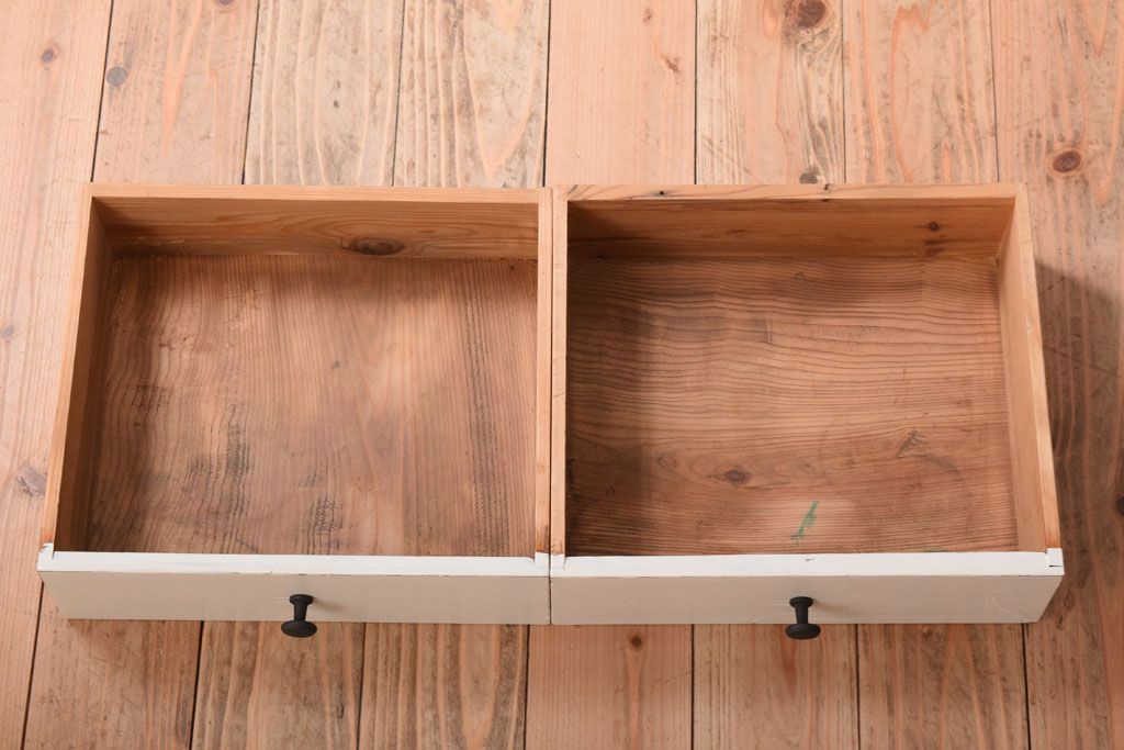 アンティーク家具　アンティークペイント　引き出し付き!気泡・すりガラス入りのおしゃれな戸棚(収納棚)(2)