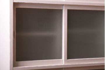 アンティーク家具　アンティークペイント　引き出し付き!気泡・すりガラス入りのおしゃれな戸棚(収納棚)(2)